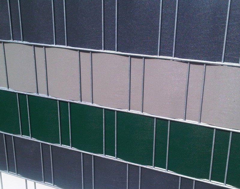 Gartenzaun von Ekoshield in verschiedenen Farben, wie Grün, Dunkelgrau und Hellgrau